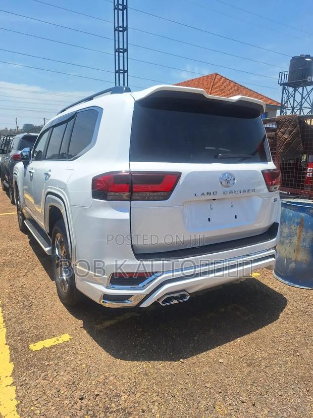 New Toyota Land Cruiser LC300 2025 White