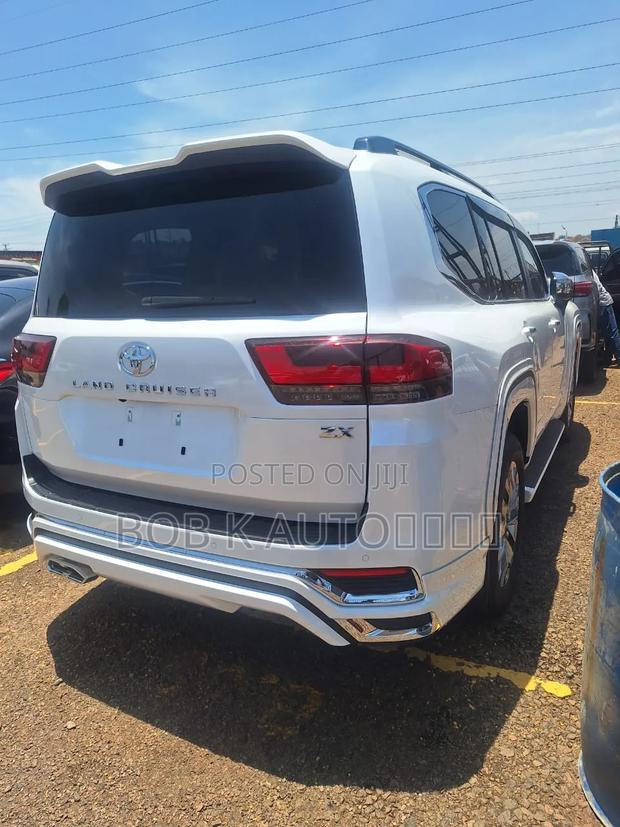 New Toyota Land Cruiser LC300 2025 White