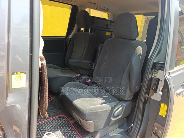 Toyota Noah 2.0 143hp FWD (7 Seater) 2013 Gray