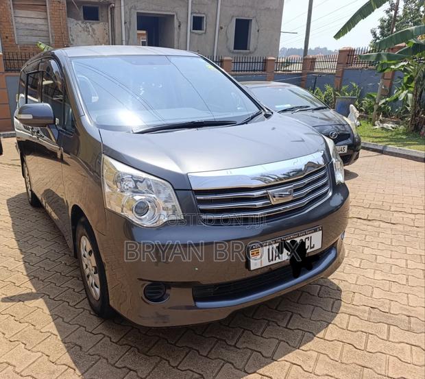 Toyota Noah 2.0 143hp FWD (7 Seater) 2013 Gray