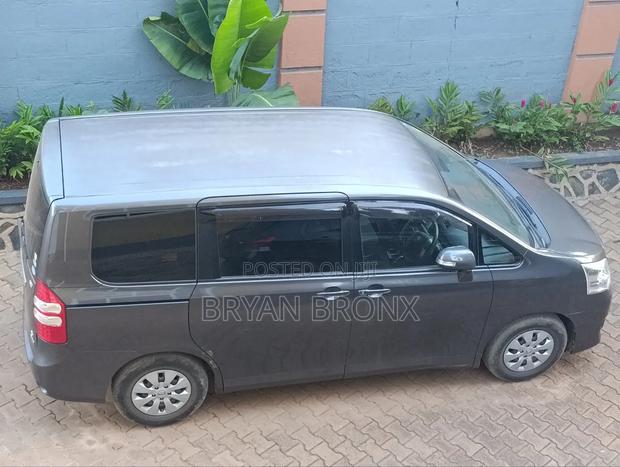 Toyota Noah 2.0 143hp FWD (7 Seater) 2013 Gray