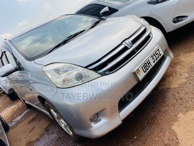 Toyota ISIS 1.8 Platana 2007 Silver