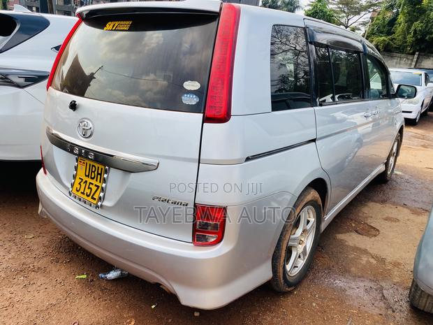 Toyota ISIS 1.8 Platana 2007 Silver