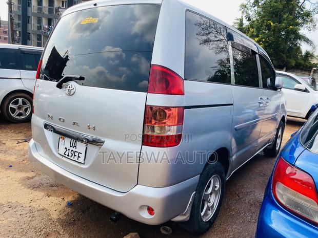 Toyota Noah 2004