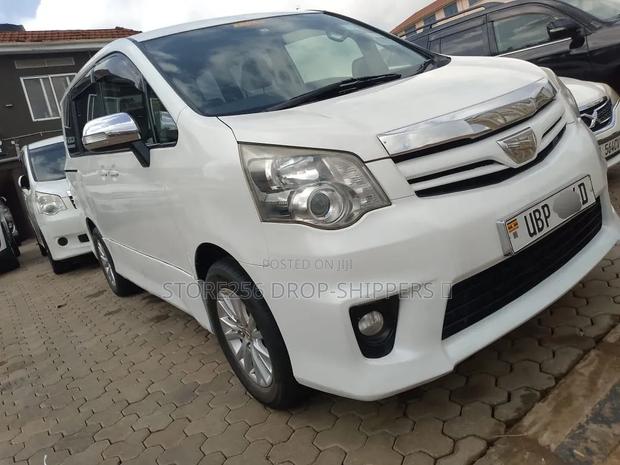 Toyota Noah 2.0 143hp AWD (8 Seater) 2011 White