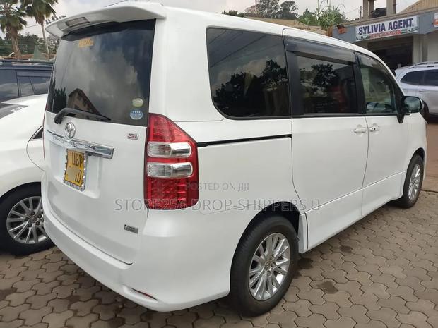 Toyota Noah 2.0 143hp AWD (8 Seater) 2011 White