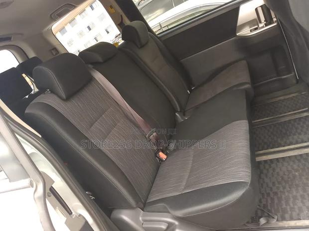 Toyota Noah 2.0 143hp AWD (8 Seater) 2011 White