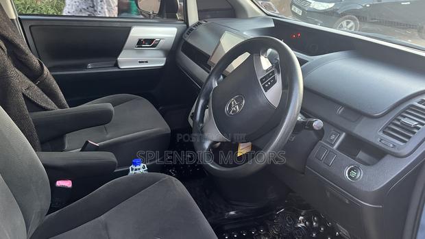Toyota Noah 2011 Blue