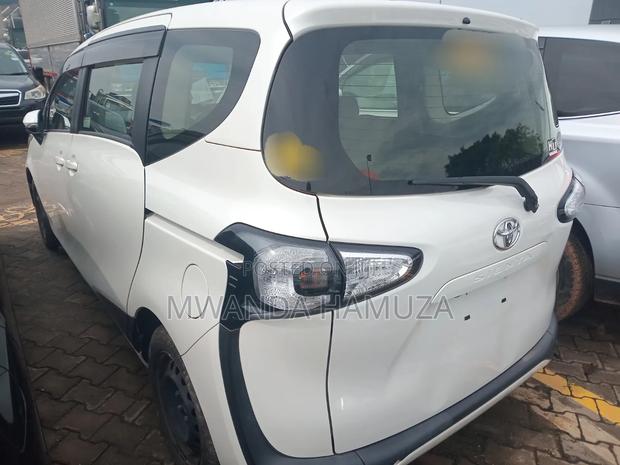 Toyota Sienta 2017 Silver