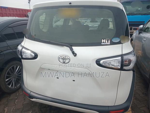 Toyota Sienta 2017 Silver