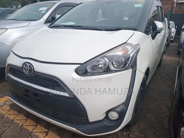 Toyota Sienta 2017 Silver