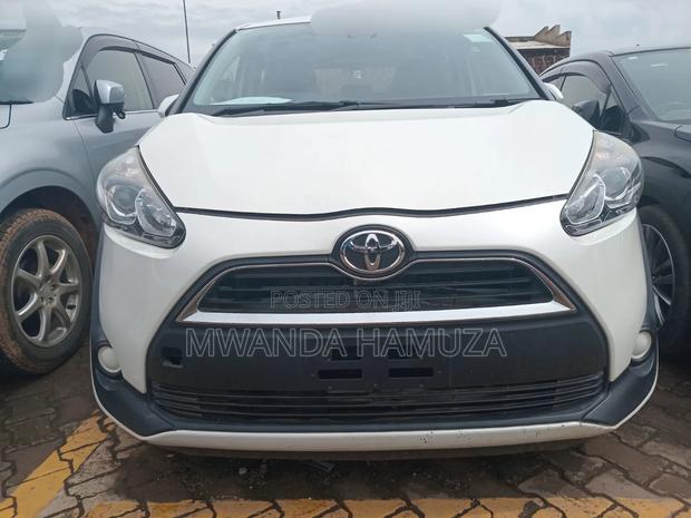 Toyota Sienta 2017 Silver