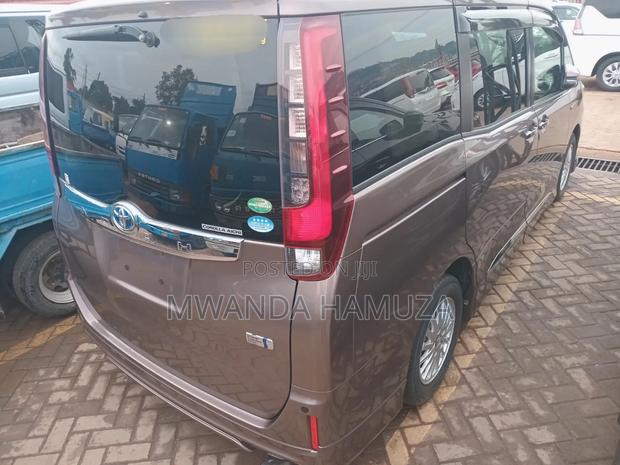 Toyota Noah 2016 Gold