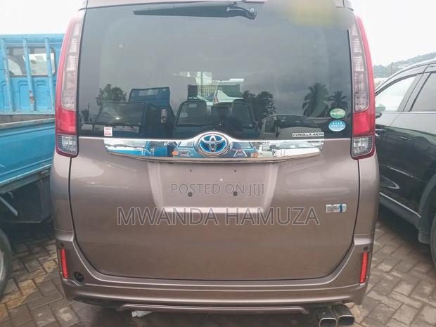 Toyota Noah 2016 Gold