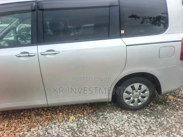 Toyota Noah 2.0 143hp AWD (7 Seater) 2013 Silver