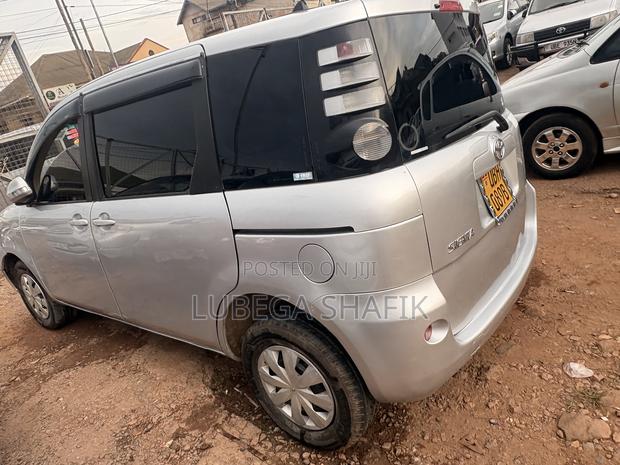 Toyota Sienta 2007 Silver
