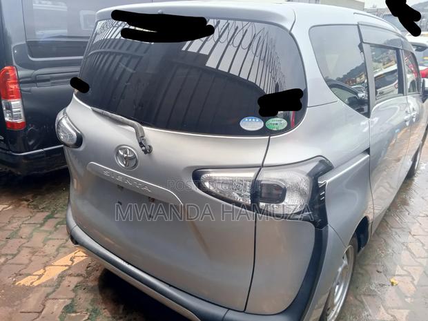Toyota Sienta 2017 Silver