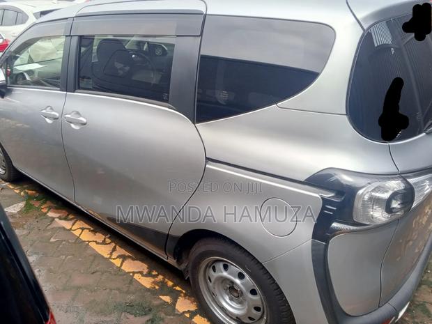 Toyota Sienta 2017 Silver