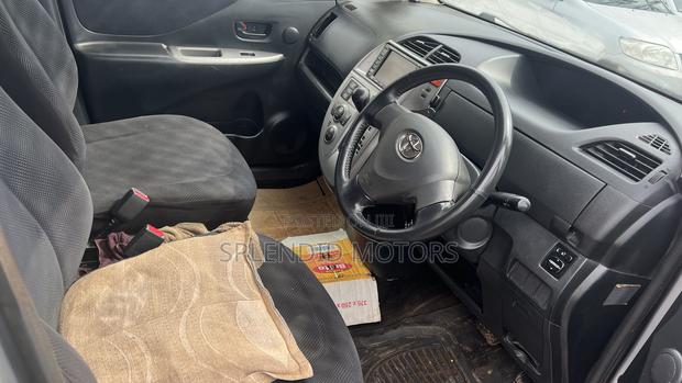 Toyota Ractis 2008 Silver