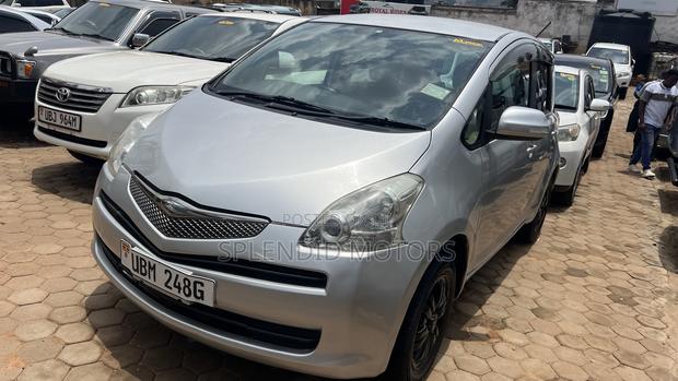 Toyota Ractis 2010 Silver