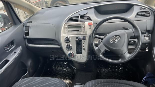 Toyota Ractis 2010 Silver