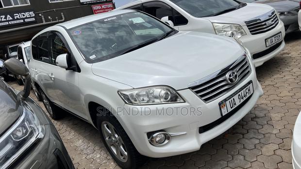 Toyota Vanguard 2011 White