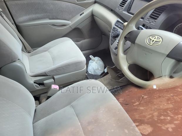 Toyota ISIS 1.8 Platana 2008 Green