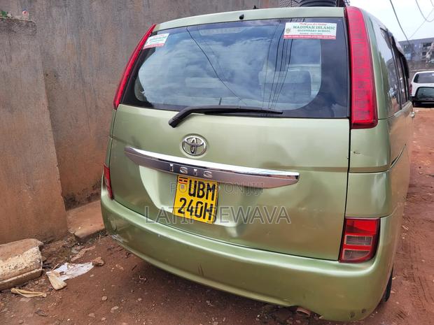 Toyota ISIS 1.8 Platana 2008 Green