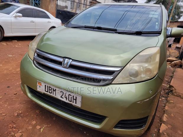 Toyota ISIS 1.8 Platana 2008 Green