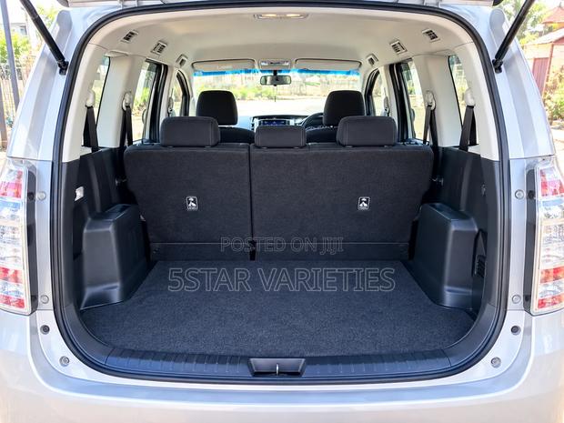 Toyota Noah 2.0 143hp AWD (7 Seater) 2010 White