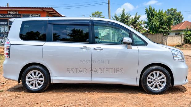 Toyota Noah 2.0 143hp AWD (7 Seater) 2010 White