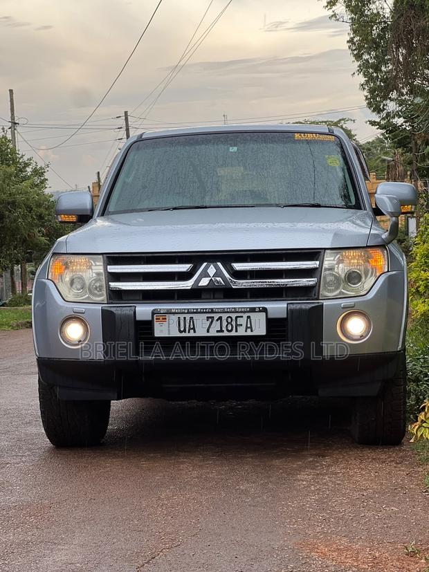 Mitsubishi Pajero 2010 Silver