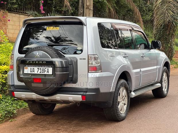 Mitsubishi Pajero 2010 Silver