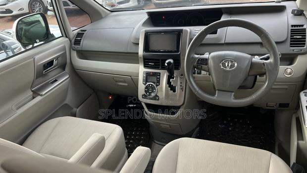 Toyota Noah 2012 White
