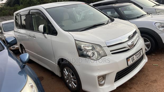 Toyota Noah 2012 White