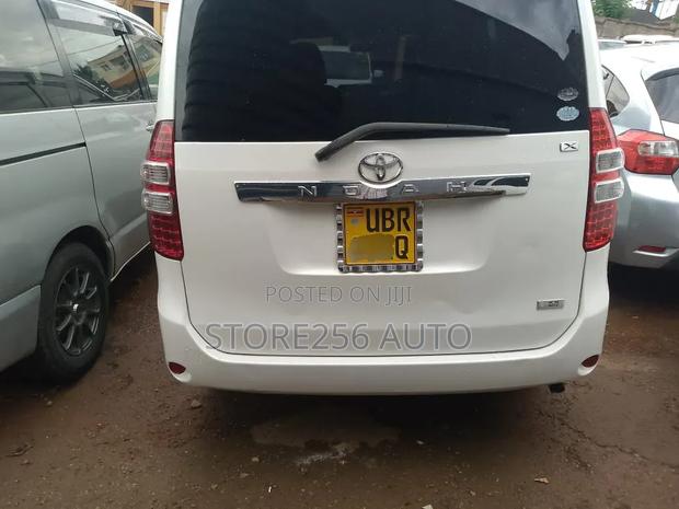 Toyota Noah 2.0 158hp FWD (8 Seater) 2011 White