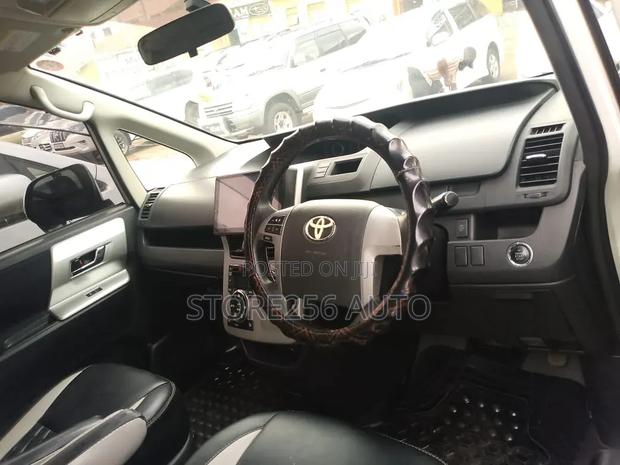 Toyota Noah 2.0 158hp FWD (8 Seater) 2011 White