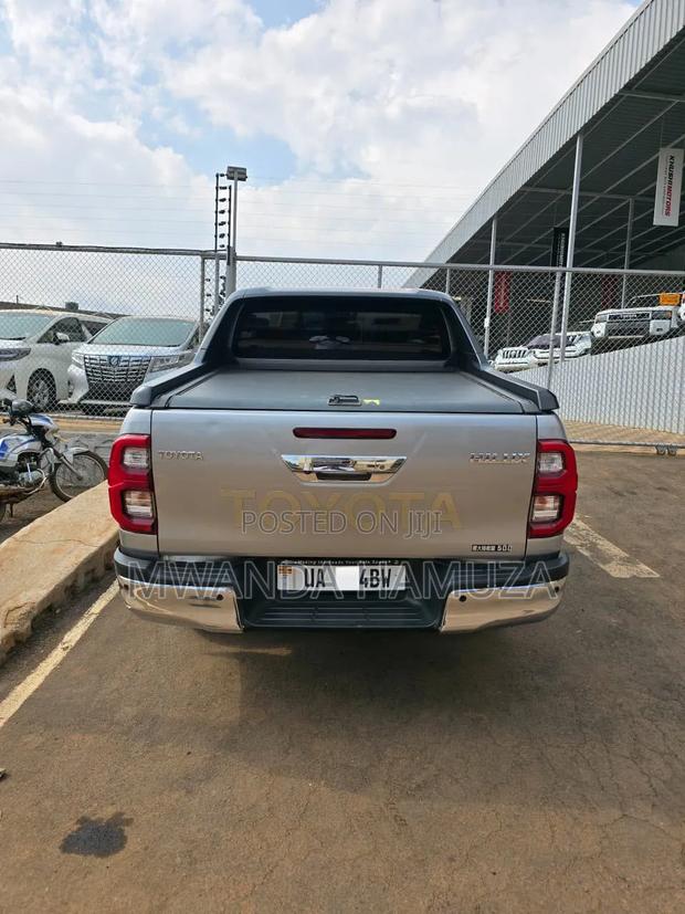 Toyota Hilux 2020 Silver