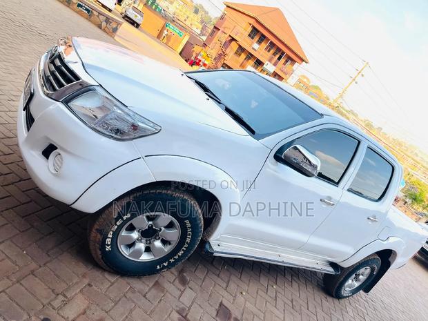 Toyota Hilux 2.5 D-4D 4X4 SRX 2012 White