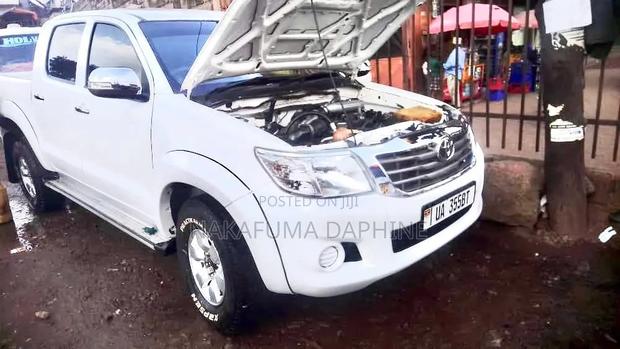 Toyota Hilux 2.5 D-4D 4X4 SRX 2012 White