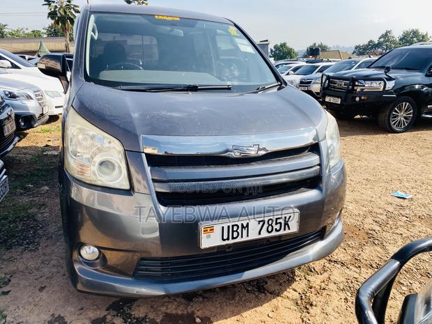 Toyota Noah 2010