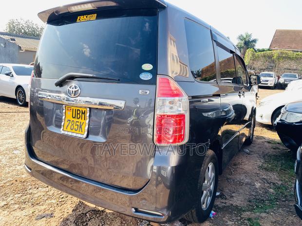 Toyota Noah 2010