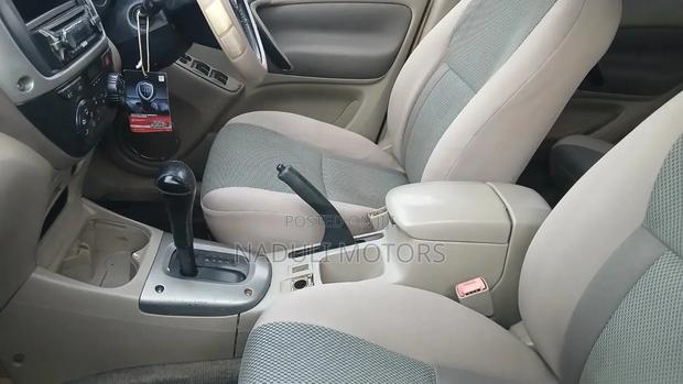 Toyota RAV4 1.8 2005 Gold