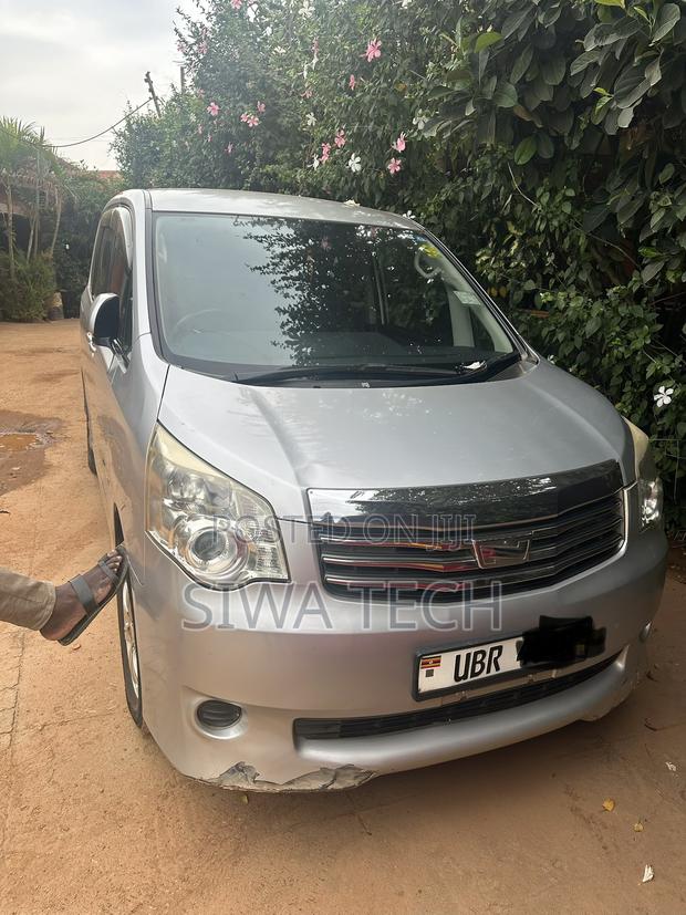 Toyota Noah 2.0 143hp AWD (7 Seater) 2013 Silver