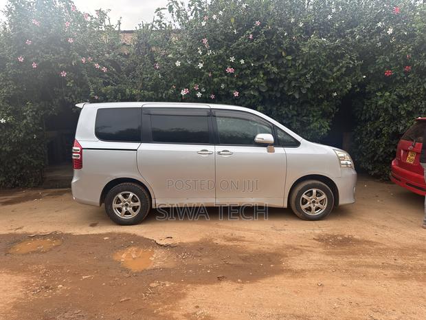 Toyota Noah 2.0 143hp AWD (7 Seater) 2013 Silver
