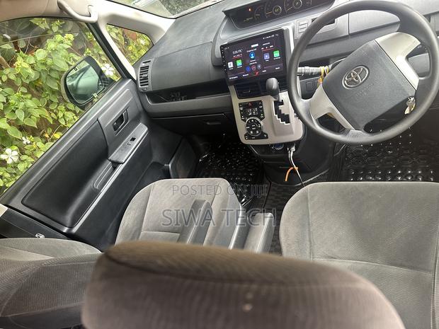 Toyota Noah 2.0 143hp AWD (7 Seater) 2013 Silver