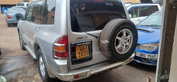 Mitsubishi Pajero 2000 Silver