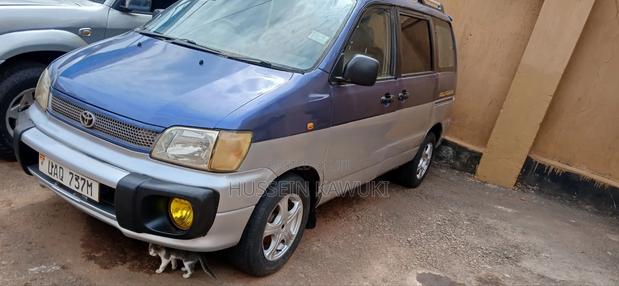 Toyota Noah 2001 Blue