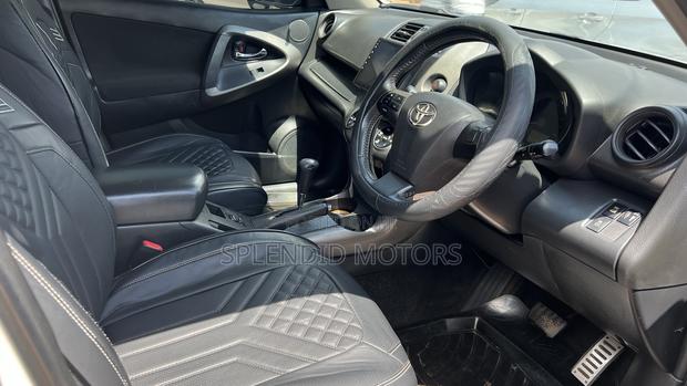 Toyota Vanguard 2010 White