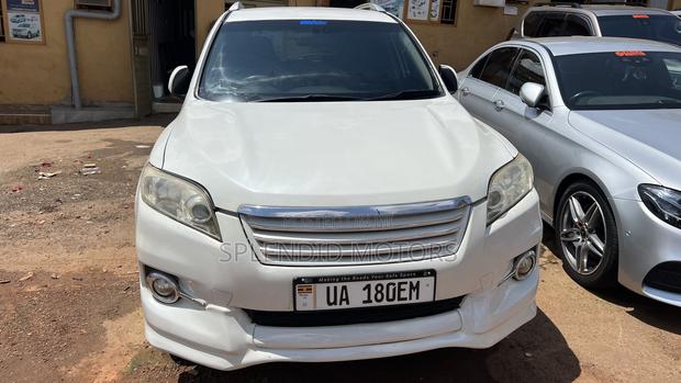 Toyota Vanguard 2010 White